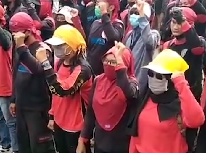 Ινδονήσιοι εργάτες τραγουδούν τη Διεθνή με σφιγμένες γροθιές μπροστά στην Αστυνομία (VIDEO)