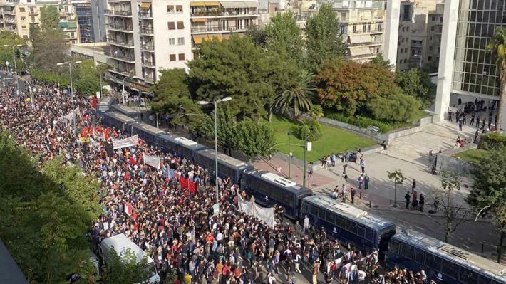 ΤΕ Χίου ΚΚΕ: «Εξισώνει τους δολοφόνους Ναζί, νοσταλγούς των θηριωδιών του Χίτλερ, με τους κομμουνιστές που αγωνίζονται μαζί με τους εργάτες»