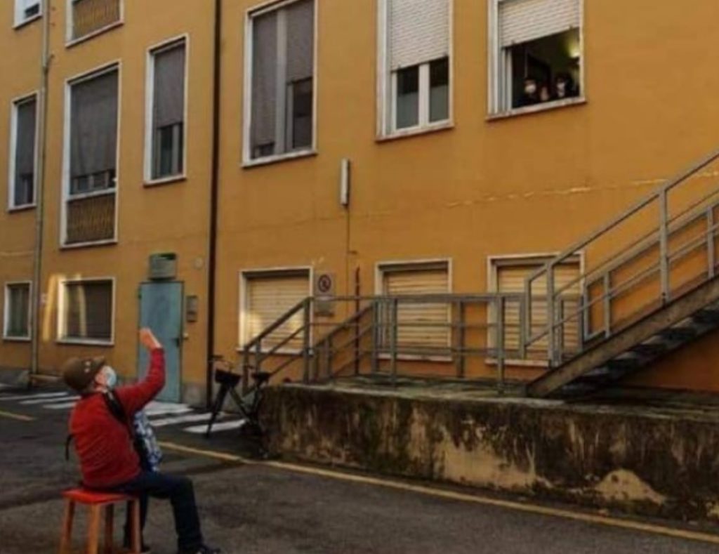Η δύναμη της αγάπης… - 81χρονος έξω από το παράθυρο νοσοκομείου παίζει ακορντεόν για τη σύντροφό που νοσηλεύεται με κορονοϊό (ΒΙΝΤΕΟ)
