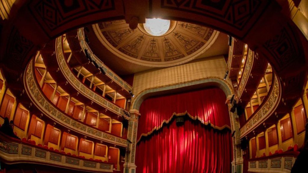 Δημοτικό Θέατρο «Απόλλων» - Ξαναβρίσκει τη λάμψη του το στολίδι της Πάτρας
