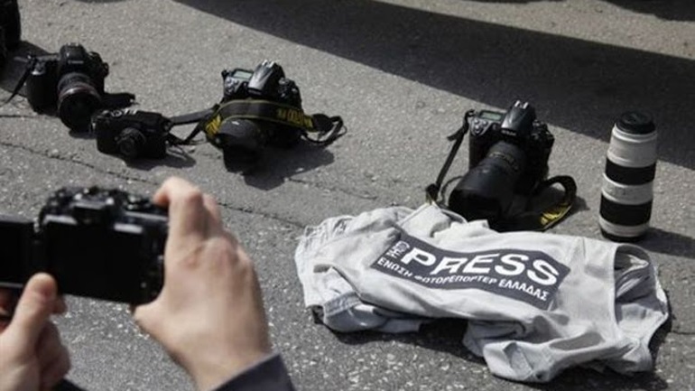 Βίαιη επίθεση "αρνητών του lockdown” σε φωτορεπόρτερ και καμεραμάν - Καταγγελία της ΕΦΕ