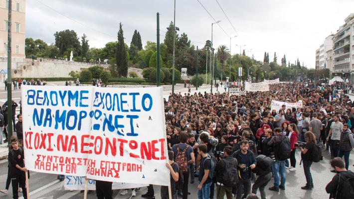 Γράμμα μαθήτριας από την Καισαριανή: «Είμαστε πολλοί και είμαστε παντού…Βγείτε στους δρόμους φωνάξτε και διεκδικήστε τη ζωή που μας αξίζει χωρίς φόβο»