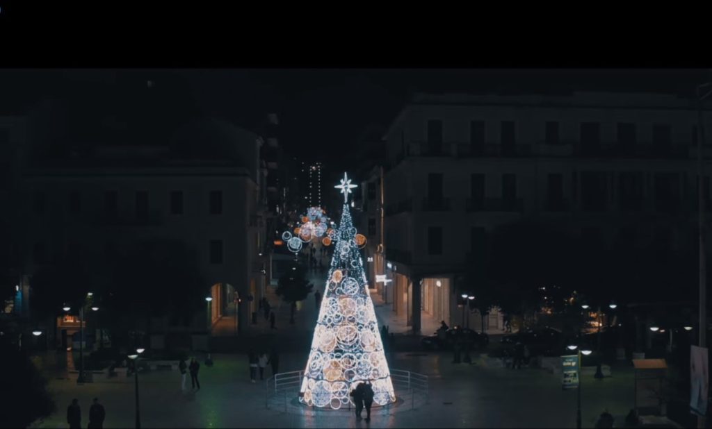 Όταν κοιτάς από ψηλά μοιάζει η στολισμένη Πάτρα ζωγραφιά – Μοναδικές εικόνες από drone (ΒΙΝΤΕΟ)