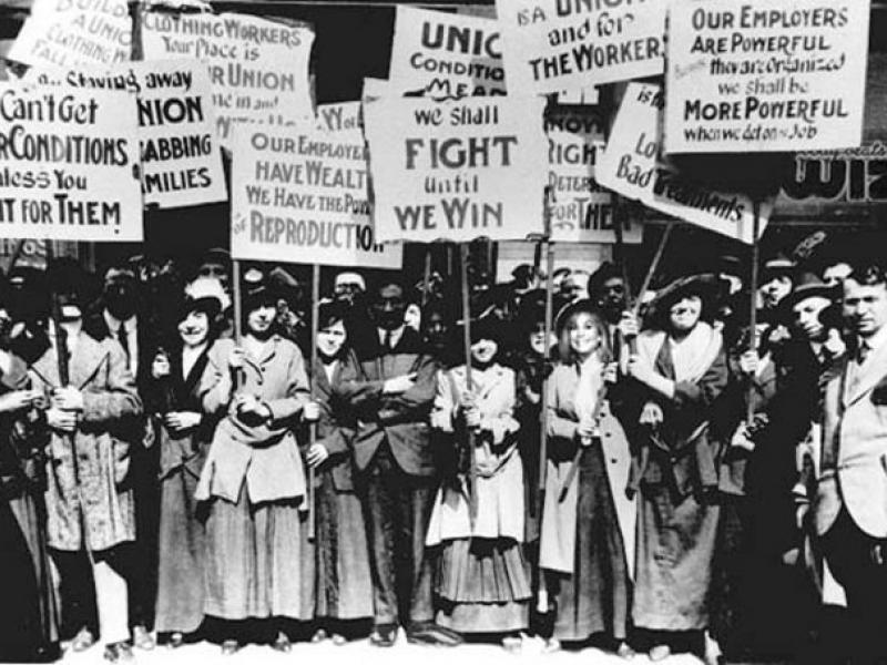 Το αγωνιστικό της μήνυμα της 8ης Μάρτη φωτίζει στις σύγχρονες συνθήκες την κοινή μας πάλη για ισότιμα δικαιώματα ανδρών και γυναικών στην εργασία, στην οικογένεια, στην κοινωνική δράση