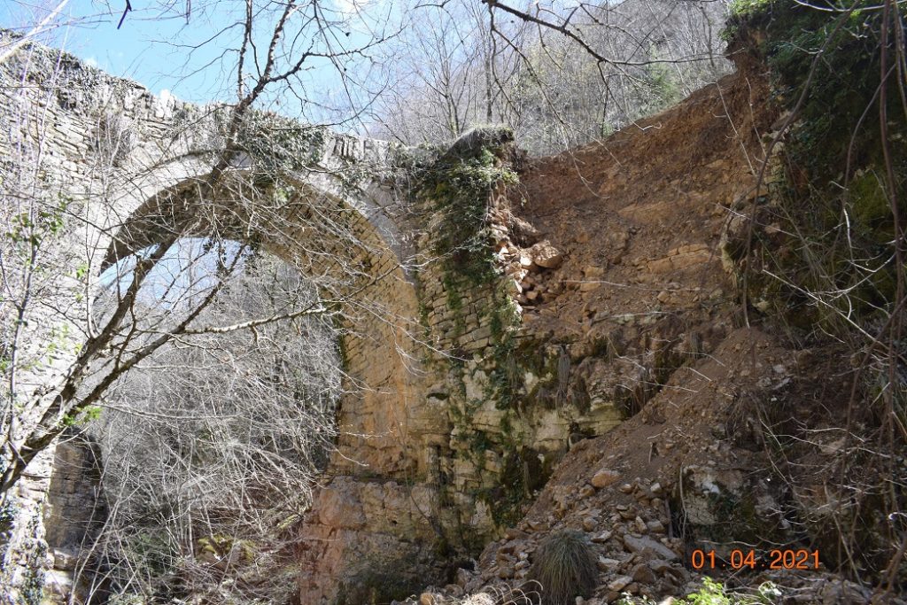 Κινδυνεύει να καταρρεύσει το πέτρινο γεφύρι στο Βραδέτο (ΦΩΤΟ) – Απαιτείται άμεση παρέμβαση προκειμένου να παραμείνει όρθιο
