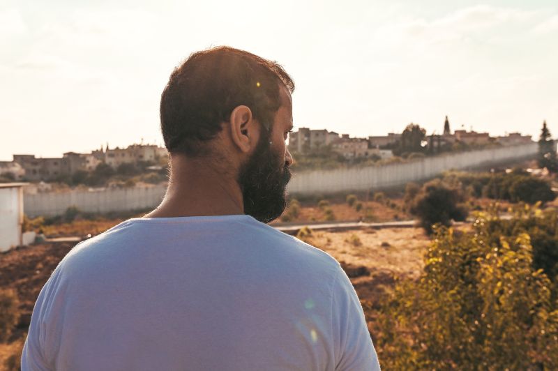 200 μέτρα / 200 Meters, του Αμίν Ναϊφέ - Μια ταινία για την καθημερινή οδύσσεια των αποκλεισμένων Παλαιστινίων