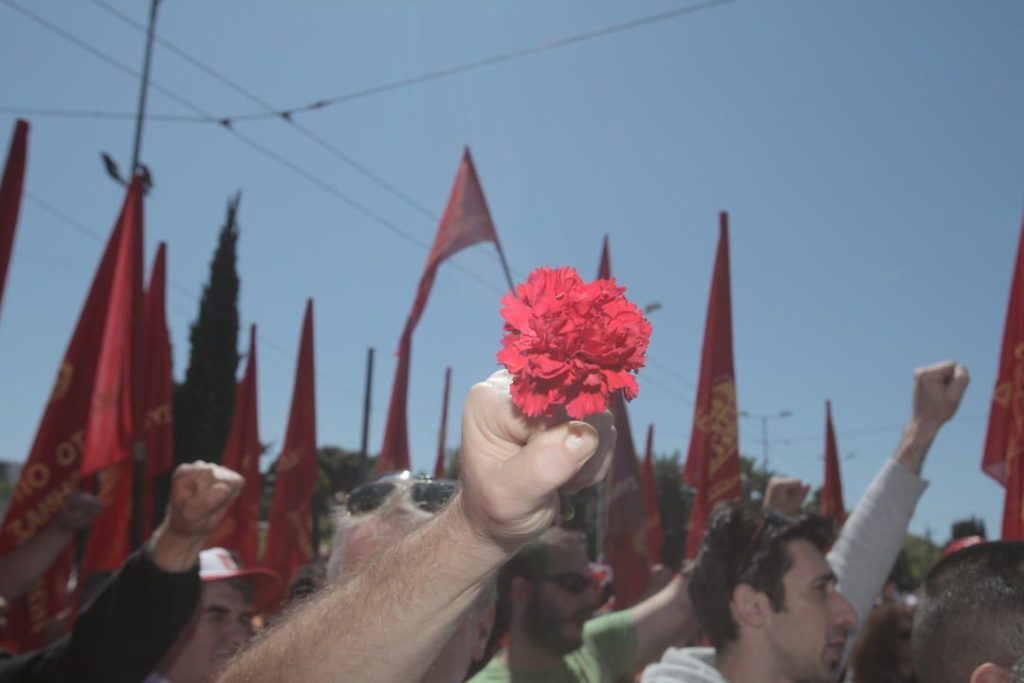 «Μπρος, στο δρόμο έξω! Αγωνίσου! Να περιμένεις πια δε γίνεται, είναι αργά πολύ!»