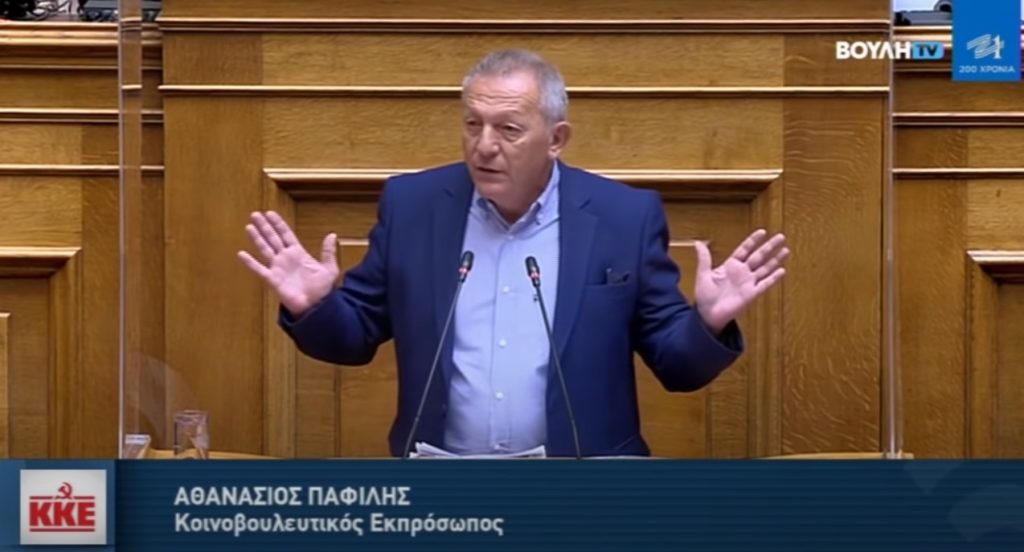 Θανάσης Παφίλης: «Εμείς θέλουμε προσωπικότητες, ανθρώπους που να σκέφτονται. Εσείς θέλετε ρομποτάκια στην υπηρεσία των αφεντικών» (ΒΙΝΤΕΟ)