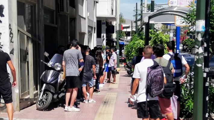 Ουρές σε συνθήκες καύσωνα στην Υπηρεσία Ναυτικών Μητρώων λόγω έλλειψης προσωπικού